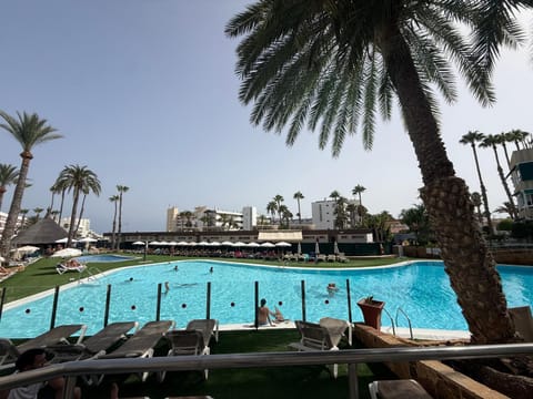 Swimming pool, sunbed