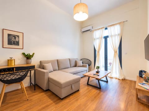 TV and multimedia, Living room, Seating area, air conditioner
