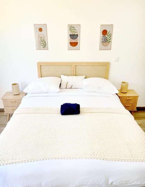 Bed, towels