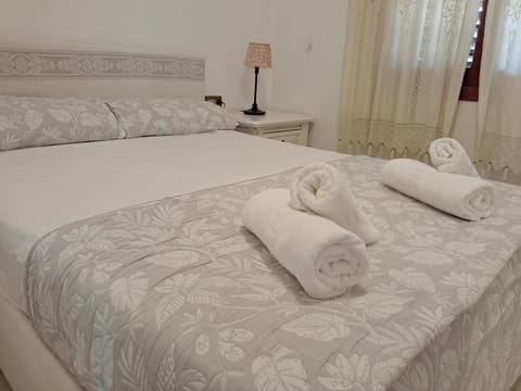 Bed, Bedroom, furniture, towels