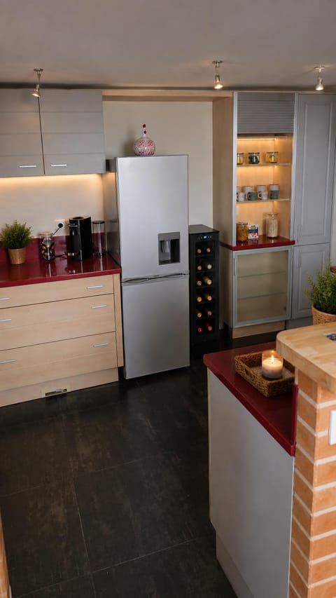Coffee/tea facilities, Kitchen or kitchenette, stove