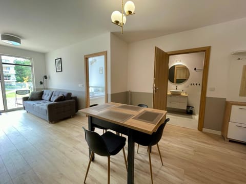 Bed, TV and multimedia, Kitchen or kitchenette, Living room, Photo of the whole room, Seating area, Dining area, Bedroom