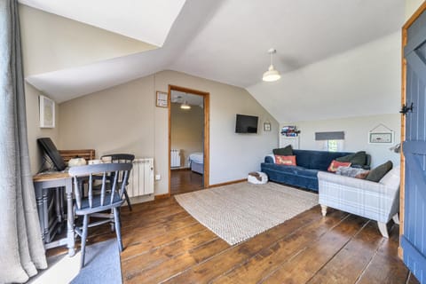 Bed, TV and multimedia, Living room, Seating area