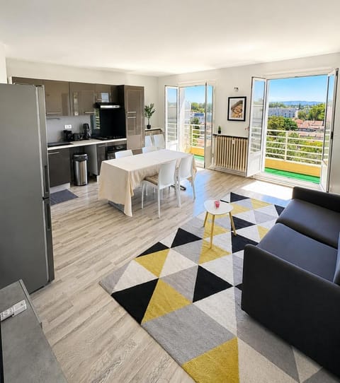 TV and multimedia, Kitchen or kitchenette, Living room, Dining area