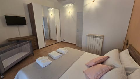 Bed, TV and multimedia, Photo of the whole room, Bedroom, internet, towels, wardrobe, air conditioner