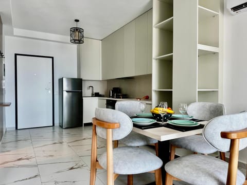 Kitchen or kitchenette, Seating area, Dining area, oven