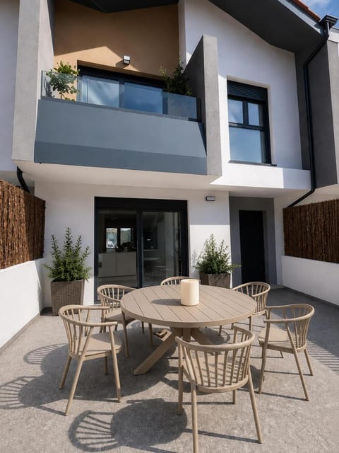 Patio, Facade/entrance