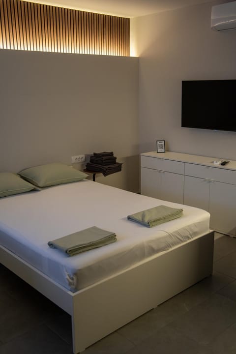 Bed, TV and multimedia, Photo of the whole room, Bedroom, towels, air conditioner