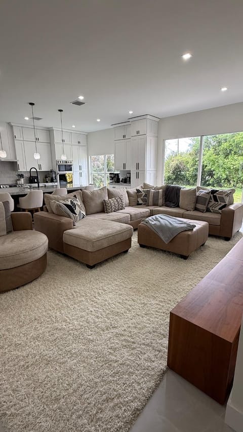 Communal lounge/ TV room, TV and multimedia, Living room, Seating area