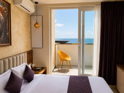Photo of the whole room, Sea view