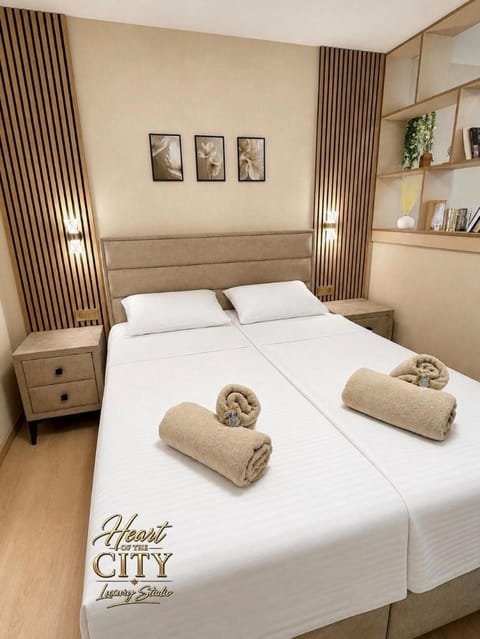 Bed, Bedroom, towels