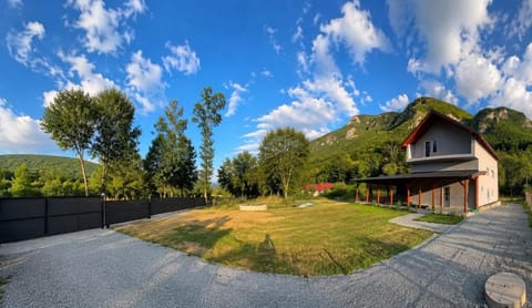 Property building, Day, Natural landscape, Garden, Garden view, Mountain view