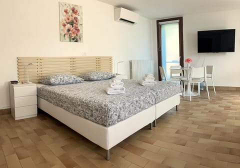 Bed, Bedroom, towels, air conditioner