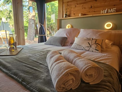 Bed, Bedroom, towels
