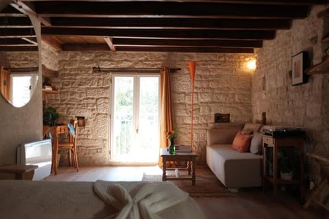 Bed, TV and multimedia, Photo of the whole room, Seating area, Bedroom