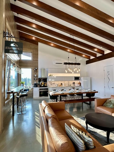 Kitchen or kitchenette, Living room, Seating area, Dining area