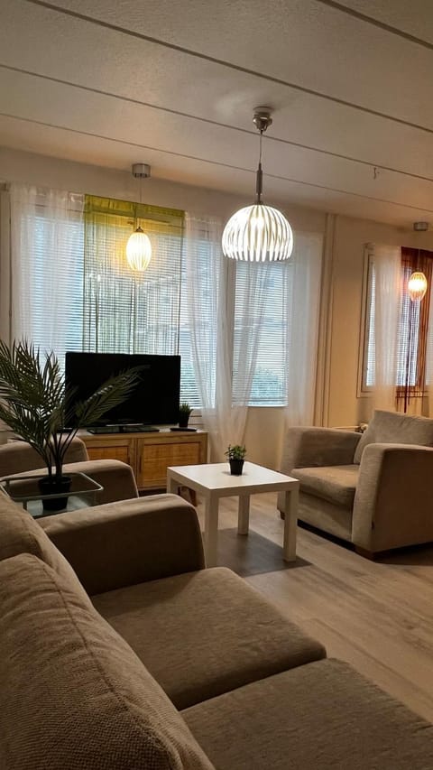 TV and multimedia, Living room, Seating area, Evening entertainment