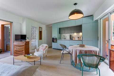 TV and multimedia, Kitchen or kitchenette, Living room, Dining area