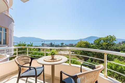 Property building, Natural landscape, Balcony/Terrace, Sea view