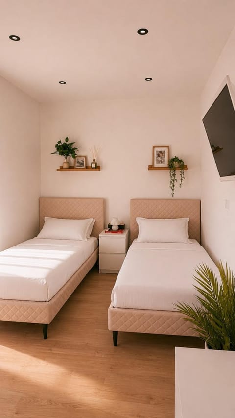 Bed, TV and multimedia, Photo of the whole room, Bedroom