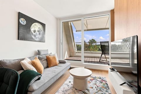 Communal lounge/ TV room, TV and multimedia, View (from property/room), Balcony/Terrace, Living room, Seating area, Evening entertainment