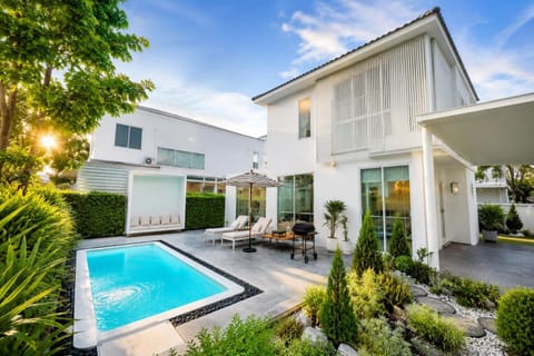 Property building, Patio, Day, Garden, Balcony/Terrace, Garden view, Pool view, Swimming pool, Swimming pool, sunbed