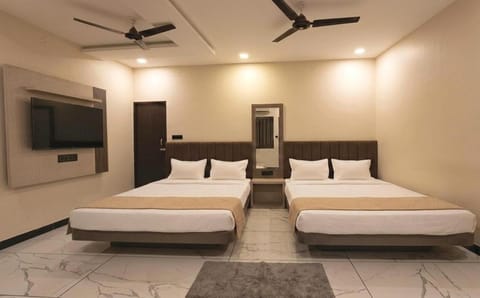 Bed, TV and multimedia, Photo of the whole room, Bedroom