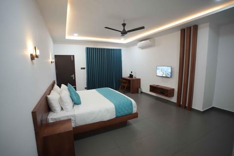 Bed, TV and multimedia, Photo of the whole room, Bedroom