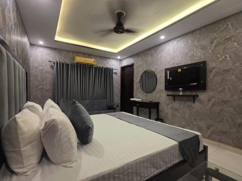 Bed, TV and multimedia, Bedroom, air conditioner