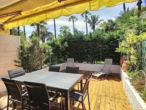 Patio, Dining area, Garden view