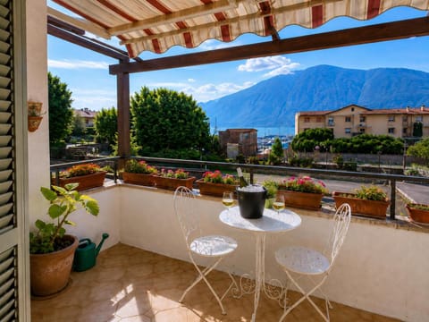 Balcony/Terrace, Garden view, Lake view, Mountain view