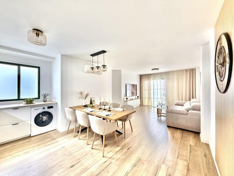 TV and multimedia, Kitchen or kitchenette, Living room, Seating area, Dining area, air conditioner