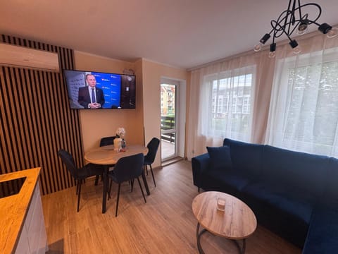 Communal lounge/ TV room, TV and multimedia, Living room, Seating area, Dining area