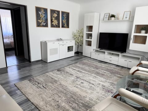 TV and multimedia, Living room, Seating area, Evening entertainment