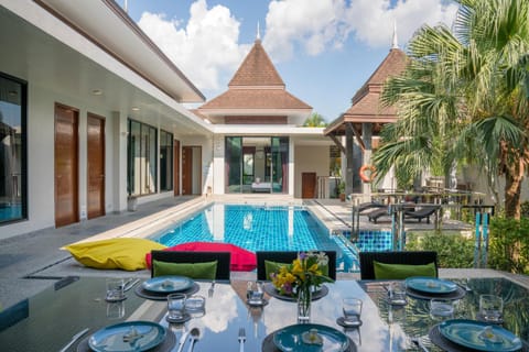 Patio, Swimming pool, sunbed