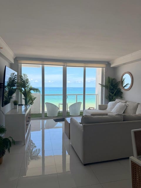 Communal lounge/ TV room, Natural landscape, TV and multimedia, Living room, Seating area, Sea view