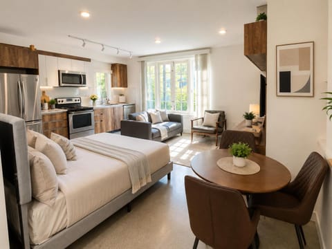 Bed, TV and multimedia, Kitchen or kitchenette, Living room, Photo of the whole room, Seating area, Dining area, Bedroom, oven, stove, toaster