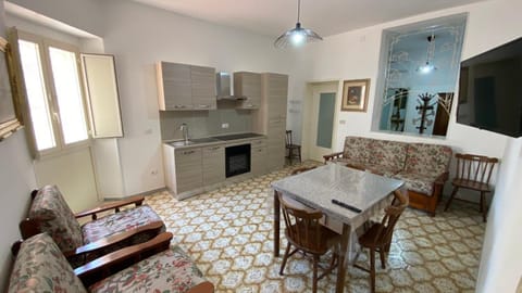 Kitchen or kitchenette, Living room, Seating area, Dining area, oven, stove