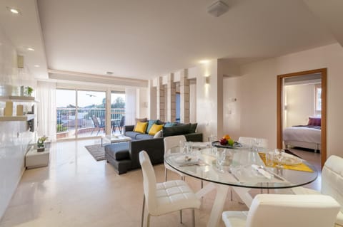 Seating area, Dining area