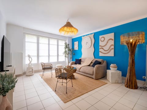TV and multimedia, Living room, Decorative detail, Seating area