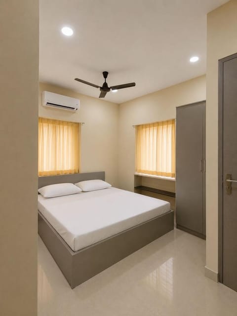Photo of the whole room, Bedroom, wardrobe, air conditioner