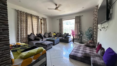 Communal lounge/ TV room, TV and multimedia, Living room, Seating area