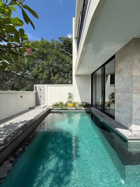 Swimming pool, Swimming pool