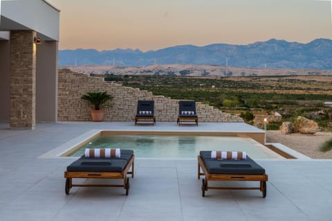 Balcony/Terrace, Mountain view, Pool view, sunbed
