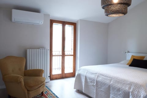 Bed, Photo of the whole room, Bedroom, furniture, air conditioner