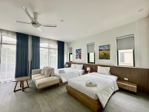 Bed, Photo of the whole room, Seating area, Bedroom, air conditioner