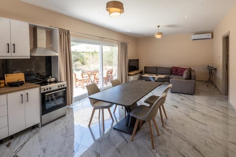 Kitchen or kitchenette, Living room, Seating area, Dining area, oven, stove, air conditioner