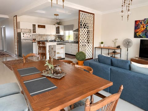 TV and multimedia, Kitchen or kitchenette, Living room, Seating area, Dining area