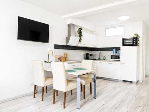 TV and multimedia, Kitchen or kitchenette, Dining area, oven, stove, toaster