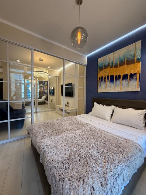 Bed, TV and multimedia, Photo of the whole room, Bedroom